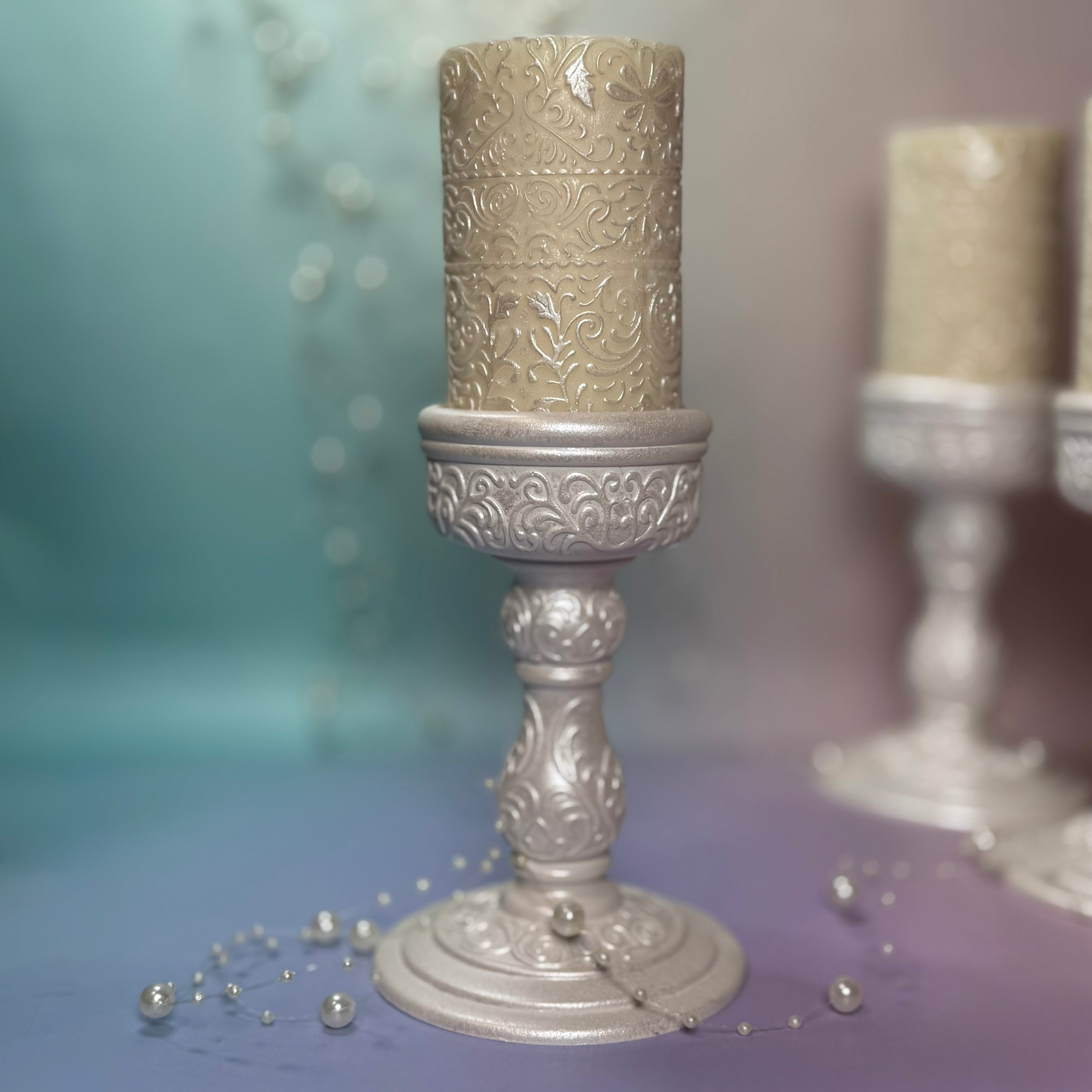 Single Pearl Heritage set showcasing the 13.5cm tall Jesmonite holder and the intricate 9.5cm tall sculptural candle.