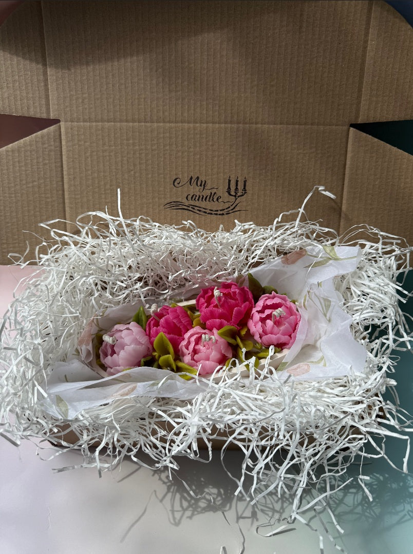 Eco-friendly gift packaging for a floral candle, showing safe delivery materials for a luxury flower candle set.