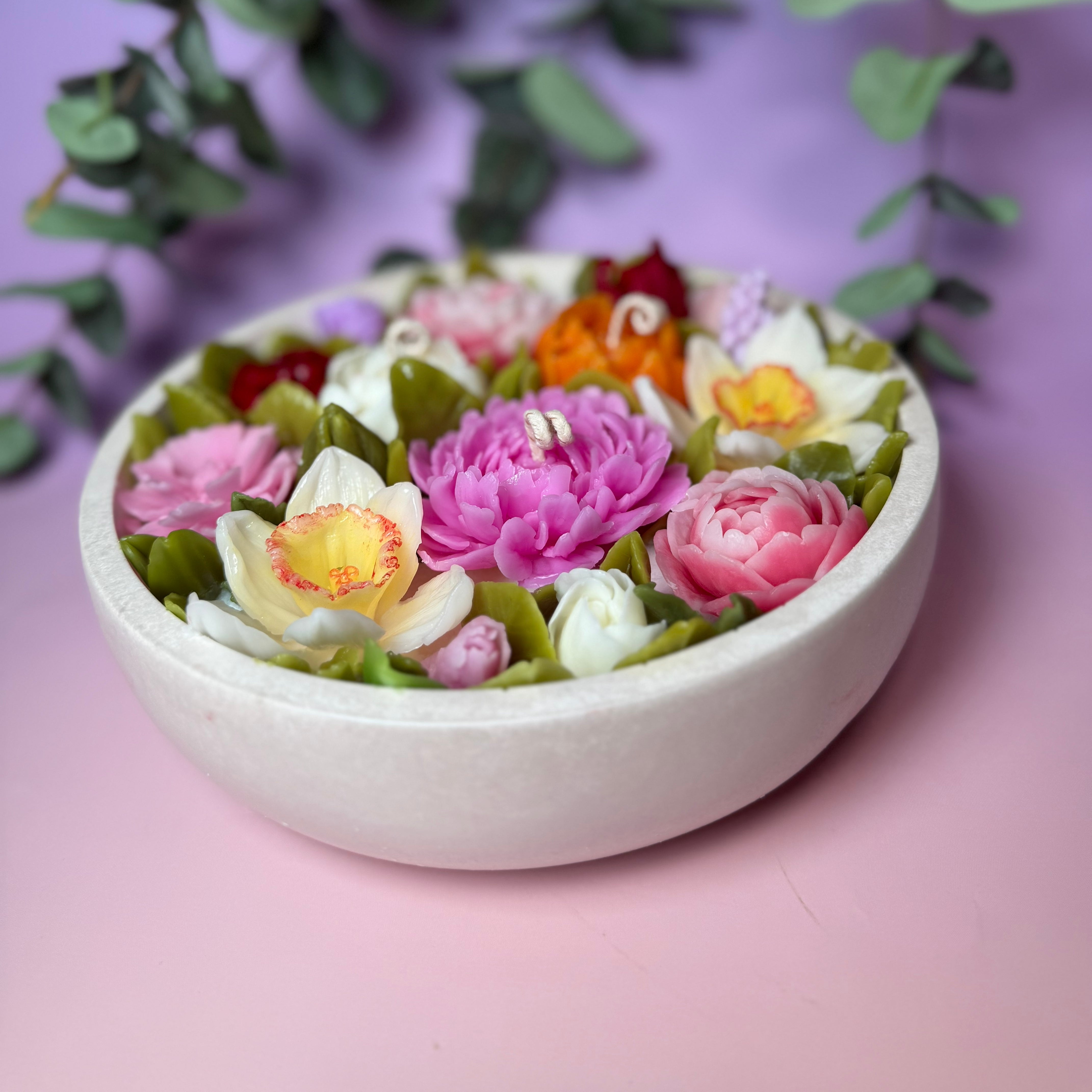 Luxury flower candle "Flower Meadow" with multi-coloured beeswax blooms in a round Jesmonite bowl, designed as a premium centrepiece floral candle.