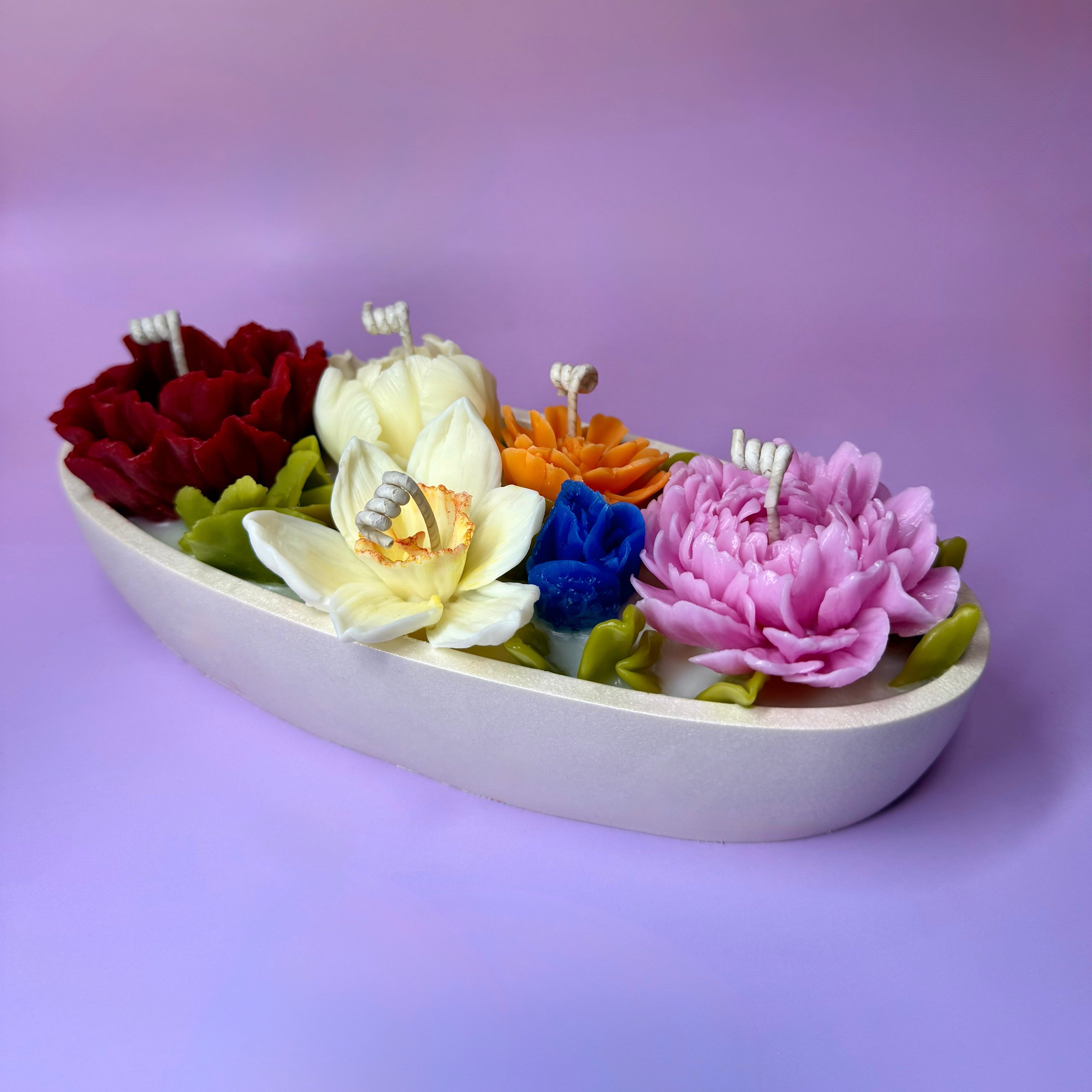 Luxury flower candle in a white Jesmonite pot featuring a vibrant centrepiece floral candle arrangement with five wicks.