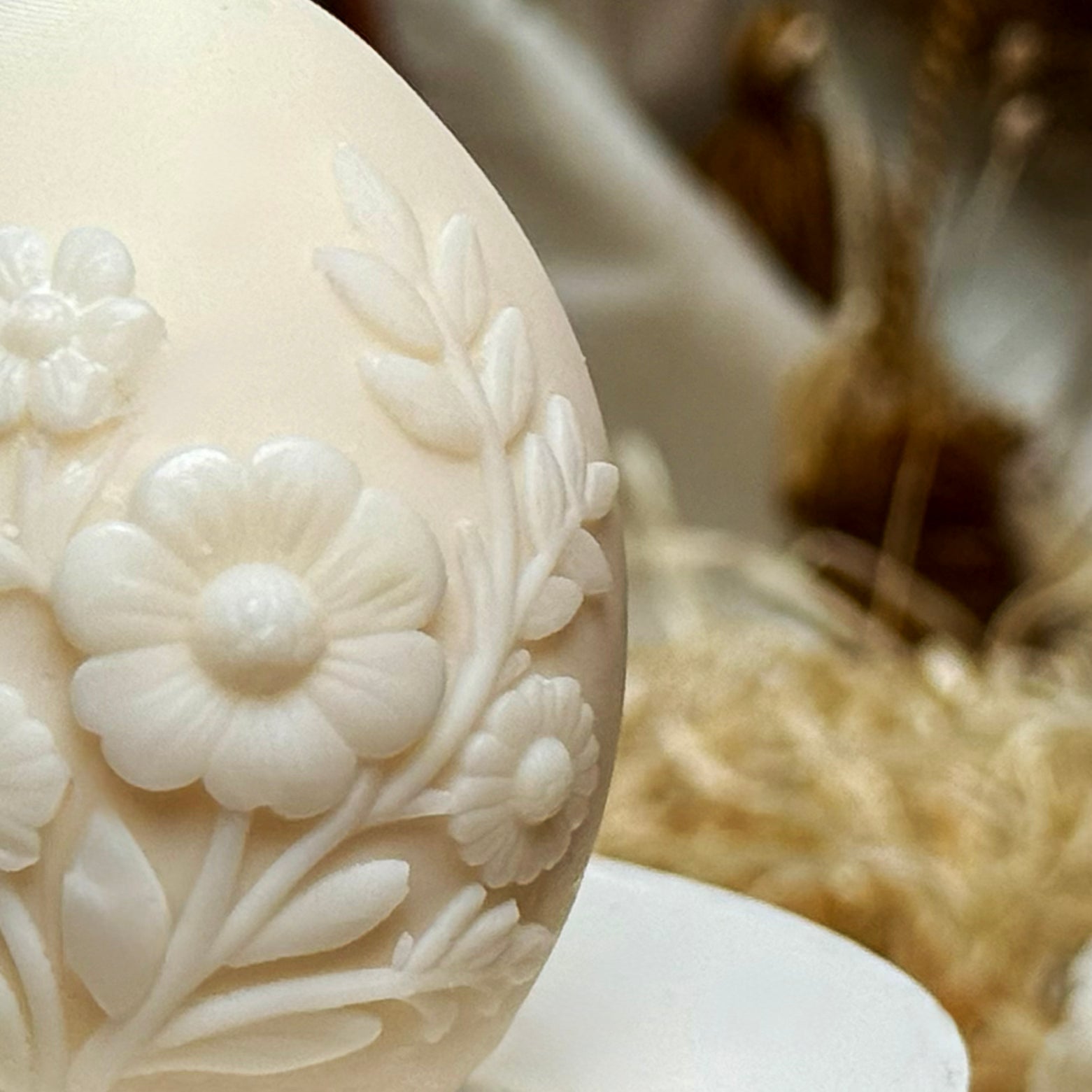 A detailed macro close-up highlighting the crisp texture and high-definition casting of individual flower petals and leaf reliefs on the side of the handcrafted botanical soy candle.
