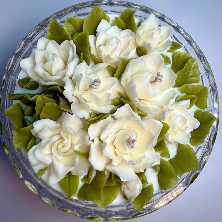 A luxurious soy wax centrepiece candle featuring hand-crafted gardenia beeswax flowers
