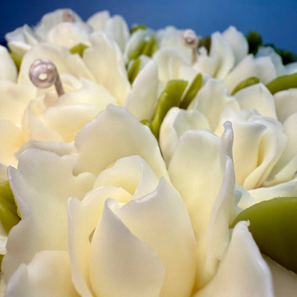 A luxurious soy wax centrepiece candle featuring hand-crafted gardenia beeswax flowers