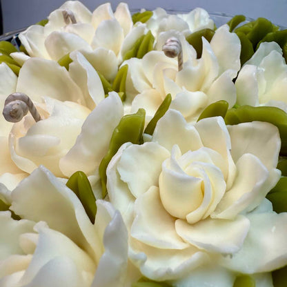 A luxurious soy wax centrepiece candle featuring hand-crafted gardenia beeswax flowers