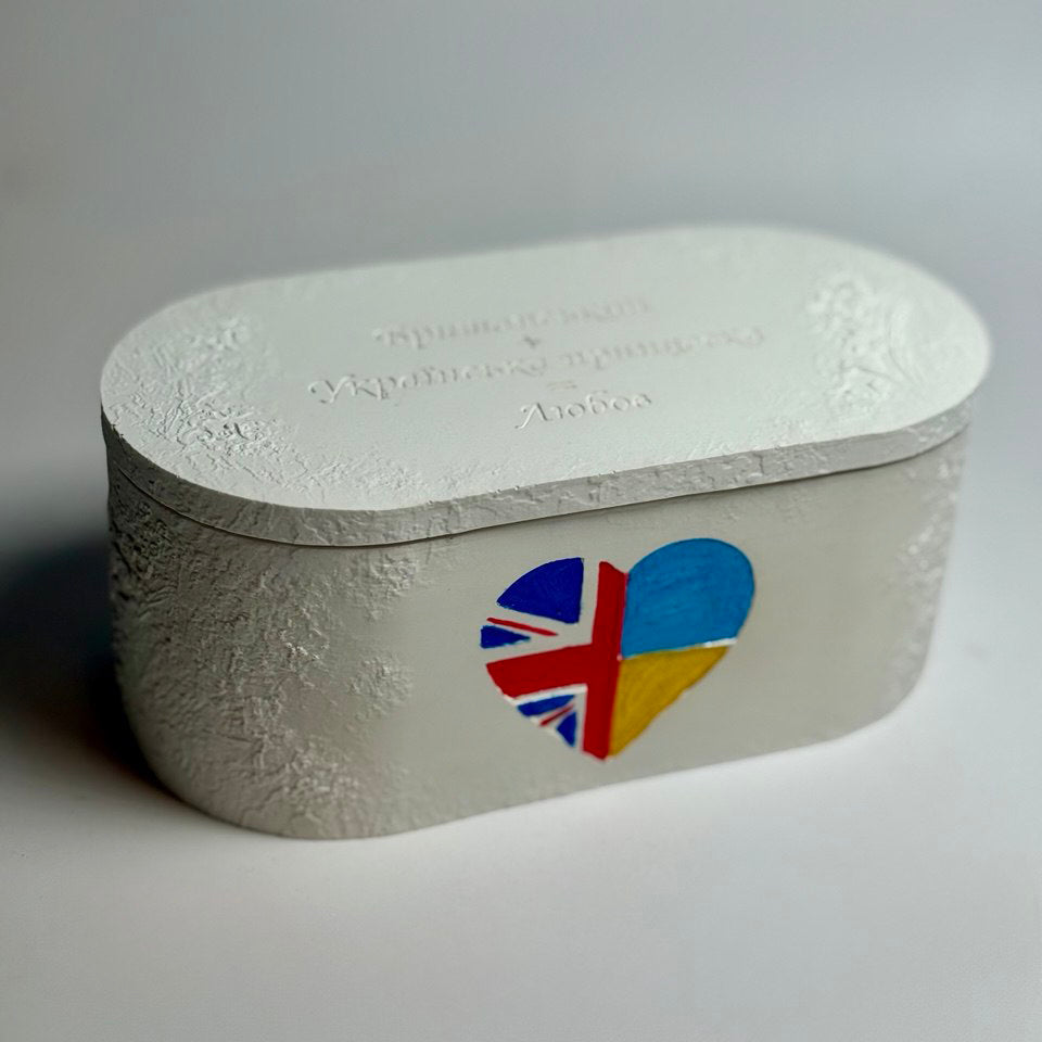 Personalised triple-wick candle in a white Jesmonite pot featuring a hand-painted heart with UK and Ukraine flags as a symbol of gratitude and solidarity.
Bespoke Unity Candles showcasing different flag combinations (Ukraine-Slovakia and UK-Ukraine), celebrating international friendship and support in the UK.
Personalised keepsake candle with a Scotland-Ukraine flag heart, demonstrating the "any two flags" customisation for a unique gratitude gift UK.