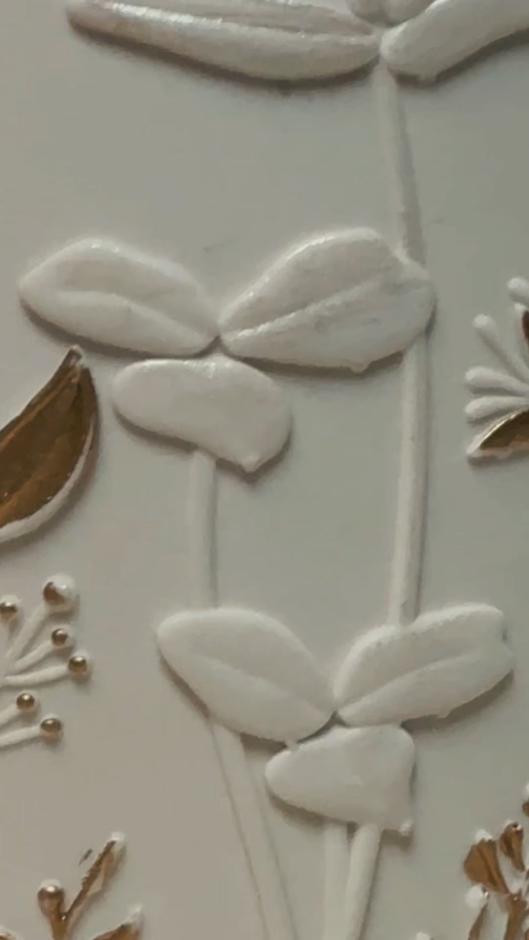 Load video: Botanical Relief Jesmonite Candle with Lid – Hand-Painted Gold or Classic White