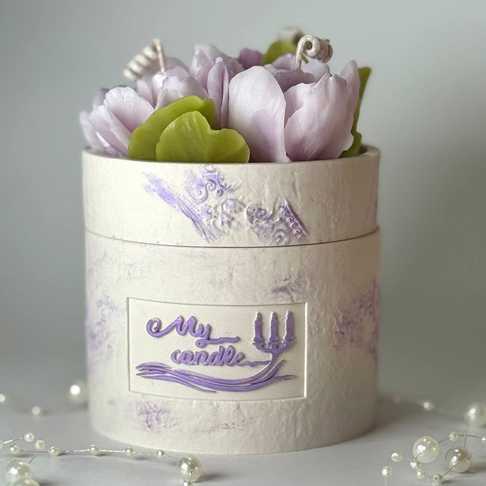 Main shot of the exclusive 2-part gardenia candle with lilac wax flowers and hand-painted purple texture.